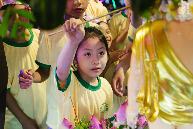 Hàng ngàn người đến đại lễ Phật Đản để được làm nghi lễ tắm Phật Hàng ngàn người đến đại lễ Phật Đản để được làm nghi lễ tắm Phật